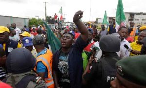 Le Nigeria propose une augmentation de salaire aux employés de l’État à l’approche d’une grève