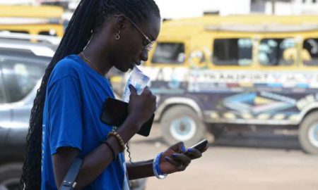 Le Sénégal se noie sous le plastique à cause de l’utilisation généralisée des sachets d’eau