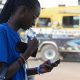 Le Sénégal se noie sous le plastique à cause de l’utilisation généralisée des sachets d’eau