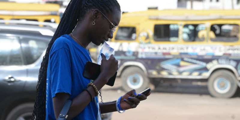 Le Sénégal se noie sous le plastique à cause de l’utilisation généralisée des sachets d’eau