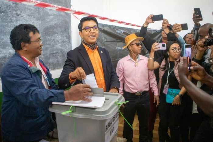 Andry Rajoelina arrive en tête des résultats préliminaires de l'élection présidentielle à Madagascar et l'opposition boycotte