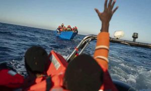 Un navire se dirige vers l'Italie après avoir secouru 118 migrants africains en mer