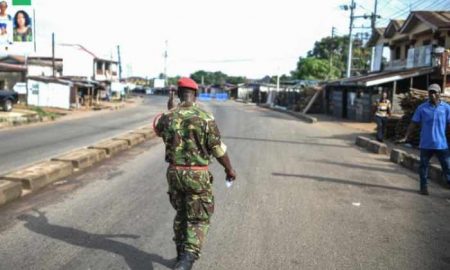 Le gouvernement lève le couvre-feu et le calme règne dans la capitale de la Sierra Leone après l'attaque d’une caserne