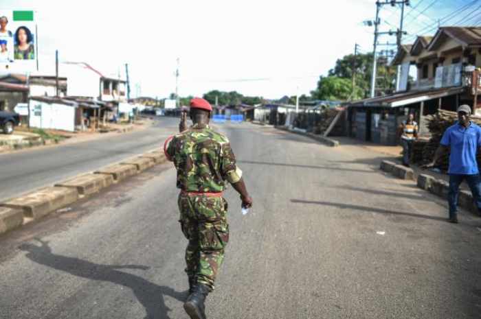 Le gouvernement lève le couvre-feu et le calme règne dans la capitale de la Sierra Leone après l'attaque d’une caserne