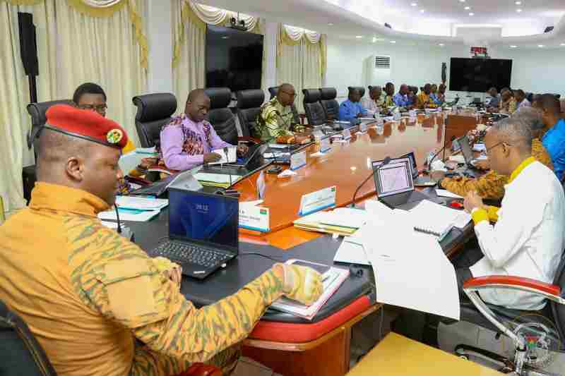 Le président par intérim du Burkina Faso, Ibrahim Traoré, remanie le gouvernement