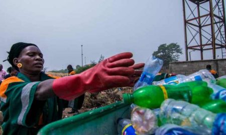 Trouver une solution : des femmes nigérianes mènent la campagne de recyclage des plastiques