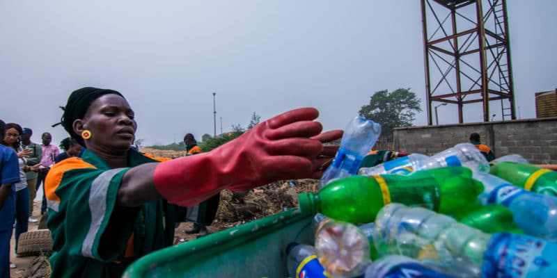 Trouver une solution : des femmes nigérianes mènent la campagne de recyclage des plastiques