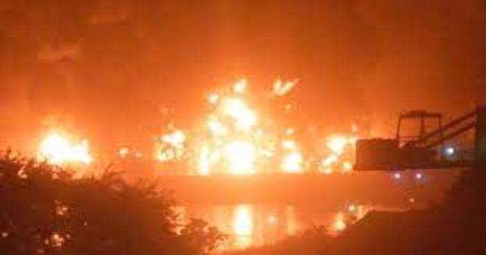 Huit personnes ont été tuées et des dizaines d'autres blessées dans un énorme incendie en Guinée