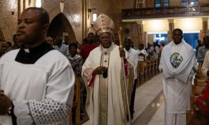 L'évêque de Kinshasa critique le « chaos » des élections et le comité continue de publier les résultats