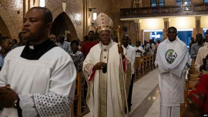 L'évêque de Kinshasa critique le « chaos » des élections et le comité continue de publier les résultats