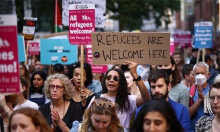 Des manifestants se rassemblent contre les politiques migratoires des Africains devant le ministère de l'Intérieur britannique