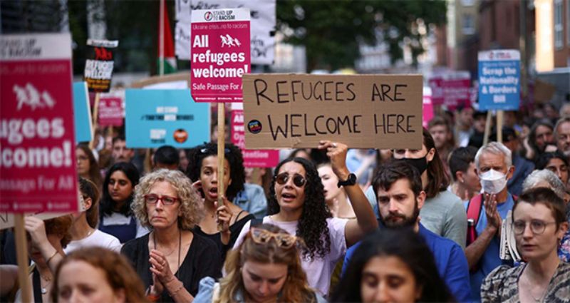 Des manifestants se rassemblent contre les politiques migratoires des Africains devant le ministère de l'Intérieur britannique