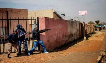 Des gangs tirent sur la police en Afrique du Sud