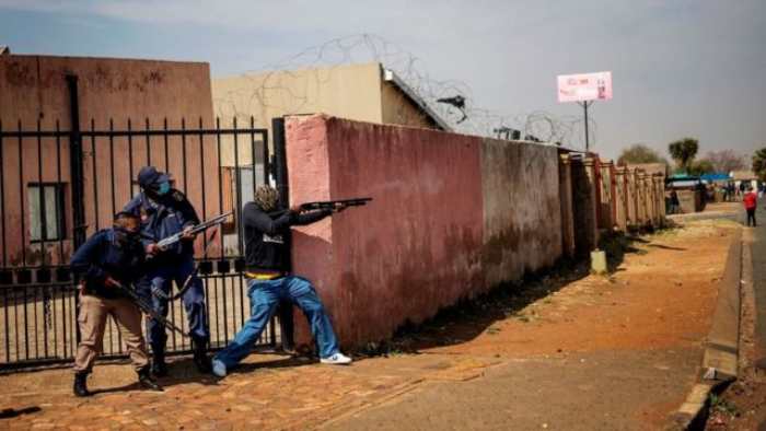 Des gangs tirent sur la police en Afrique du Sud