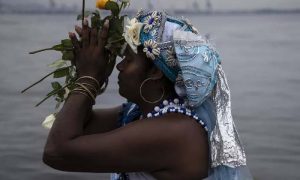 Les fidèles rendent hommage à la déesse afro-brésilienne de la mer lors d'un hommage coutumier au Nouvel An