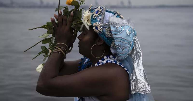 Les fidèles rendent hommage à la déesse afro-brésilienne de la mer lors d'un hommage coutumier au Nouvel An