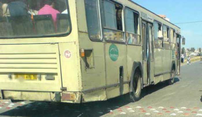 Les fils des généraux algériens roulent dans les voitures de luxe pendant que le peuple endure l'humiliation dans des bus indignes