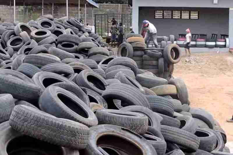 Nigeria : transformer les pneus en tuiles et briques