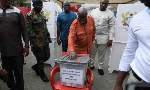 Le candidat présidentiel du parti au pouvoir au Ghana lance sa campagne électorale et promet une reprise économique