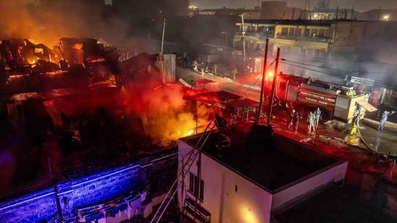 3 personnes ont été tuées et plus de 270 blessées dans un immense incendie provoqué par l'explosion de bonbonnes de gaz dans la capitale kenyane