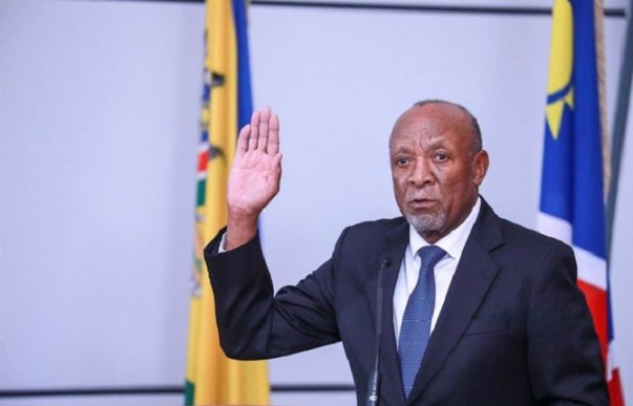 Le nouveau président namibien, Nangolo Mbumba, prête serment