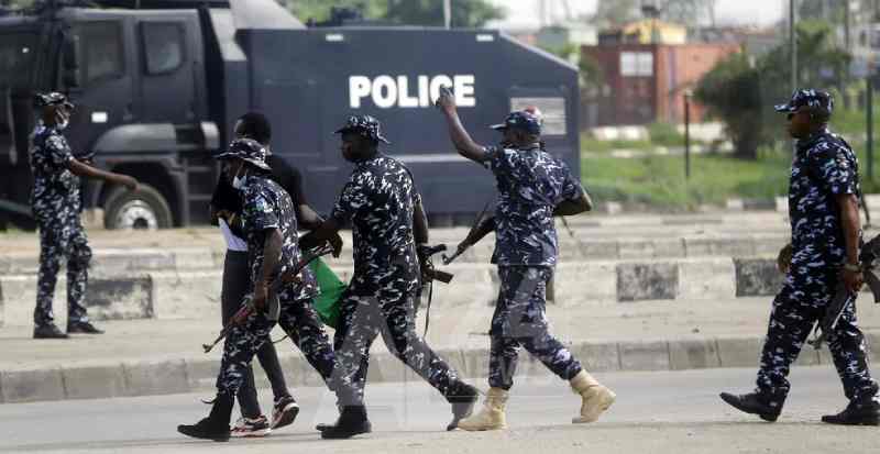 Des hommes armés présumés tuent quatre policiers et un gouverneur régional au Nigeria