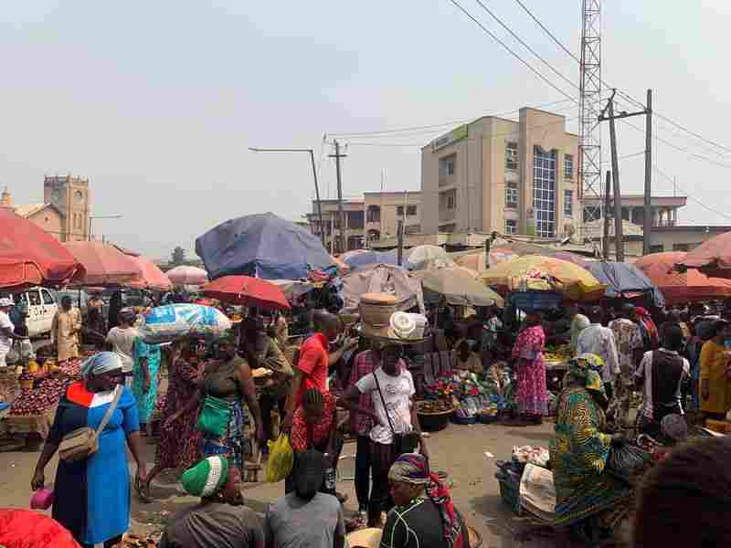Le Nigeria dévoile une forte hausse des taux alors que les difficultés suscitent des protestations des travailleurs