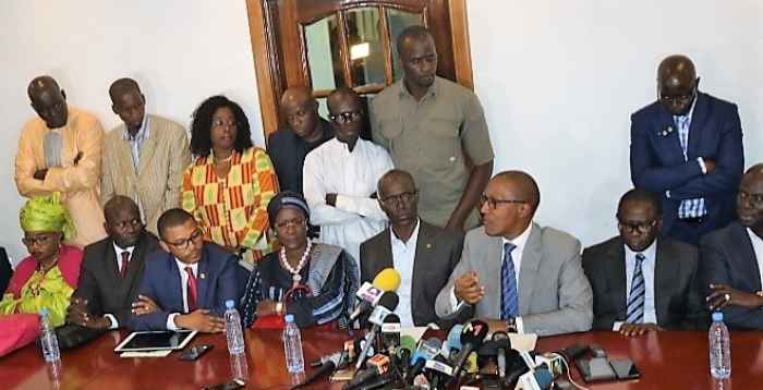 12 leaders de l’opposition sénégalaise s’unissent pour contester la décision de reporter les élections
