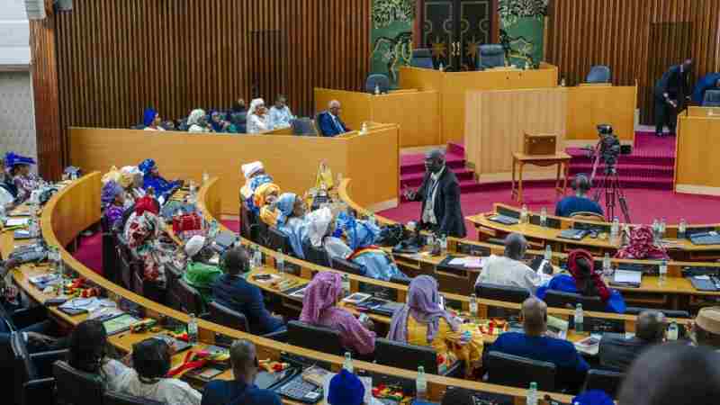 Le parlement sénégalais discute de la prolongation du mandat du président alors que les protestations éclatent