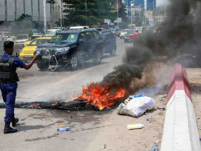 Des manifestants en RDC brûlent des drapeaux américains et belges et ciblent les ambassades occidentales