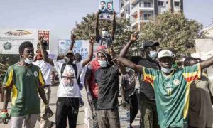 Deux personnes ont été tuées lors de violentes manifestations contre le report des élections présidentielles au Sénégal