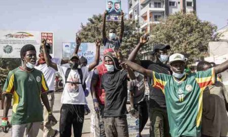 Deux personnes ont été tuées lors de violentes manifestations contre le report des élections présidentielles au Sénégal