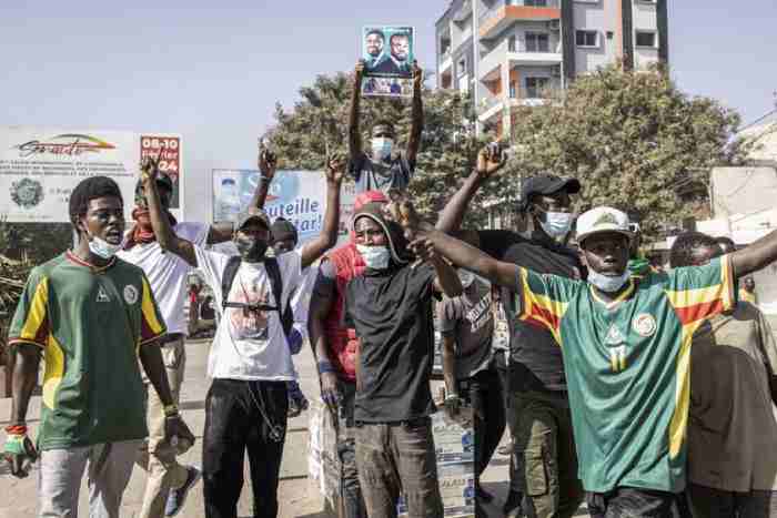 Deux personnes ont été tuées lors de violentes manifestations contre le report des élections présidentielles au Sénégal