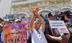 Un an après leur arrestation sans procès, les familles des opposants politiques en Tunisie réclament leur libération
