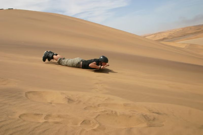 Le sandboard fait un retour post-COVID dans une ville du désert de Namibie