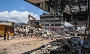 Cinq personnes ont été tuées et un millier de maisons se sont effondrées à la suite d'un tremblement de terre qui a frappé en Nouvelle-Guinée