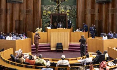 Le Sénégal fixe la date de l'élection présidentielle du 24 mars, le Parlement adopte une loi d'amnistie