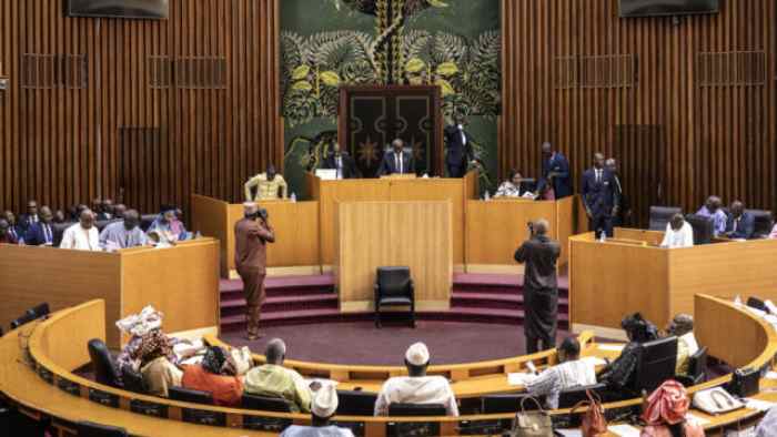 Le Sénégal fixe la date de l'élection présidentielle du 24 mars, le Parlement adopte une loi d'amnistie