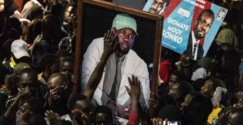 Des foules de manifestants saluent "Sonko" et "Faye" lors de leur première apparition publique après leur libération au Sénégal