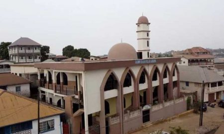 Les musulmans de Sierra Leone naviguent sous la chaleur pendant le Ramadan