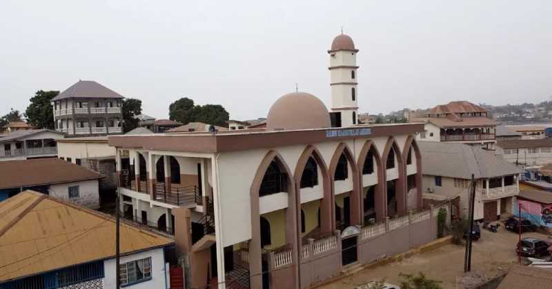 Les musulmans de Sierra Leone naviguent sous la chaleur pendant le Ramadan