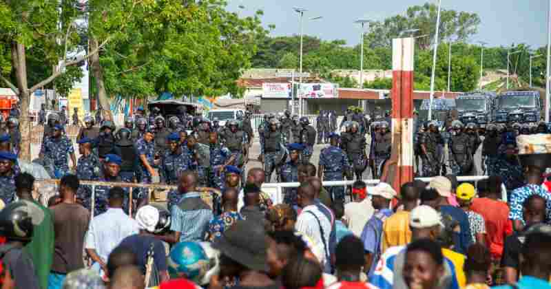 La police tire des gaz lacrymogènes pour disperser une manifestation au Bénin
