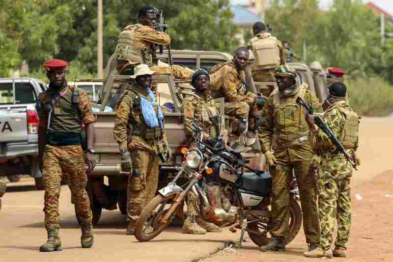 Une attaque armée d ' "Al-Qaïda" fait 73 morts au Burkina Faso