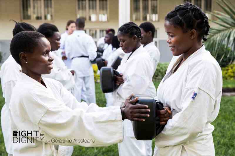 Des filles au Congo apprennent à se défendre grâce à l'art martial