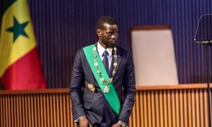 Bachirou Faye prête serment en tant que président du Sénégal et nomme Ousmane Sonko premier ministre