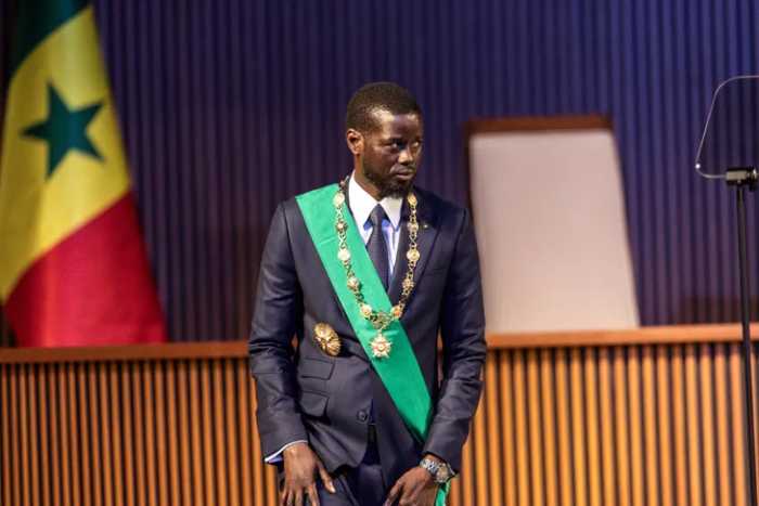 Bachirou Faye prête serment en tant que président du Sénégal et nomme Ousmane Sonko premier ministre