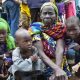 Des réfugiés soudanais se bousculent pour obtenir des rations alimentaires au Tchad