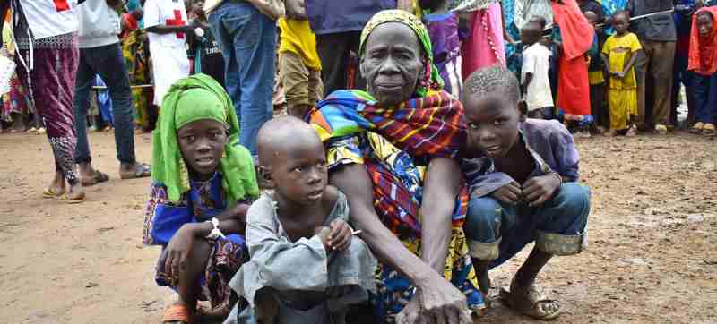 Des réfugiés soudanais se bousculent pour obtenir des rations alimentaires au Tchad