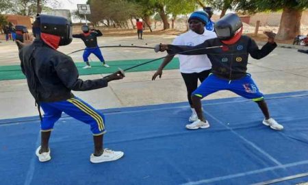 Les enfants défavorisés du Rwanda adoptent le sport de l'escrime