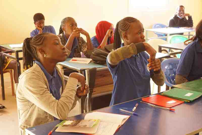 Dans certaines salles de classe au Sénégal, les élèves sourds et malentendants étudient désormais aux côtés de tout le monde